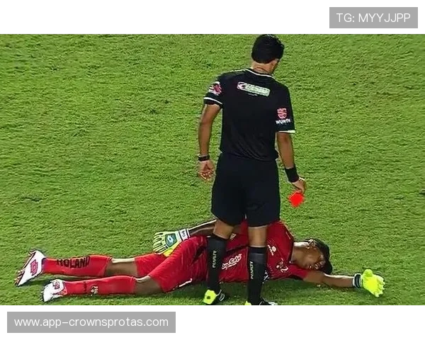 先触球后犯规，裁判如何判罚？足球规则解析