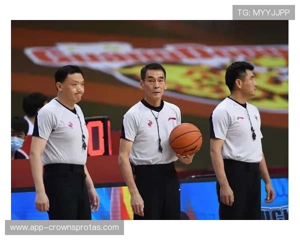 体育道德犯规如何界定？裁判依据哪些行为亮黄牌或红牌？