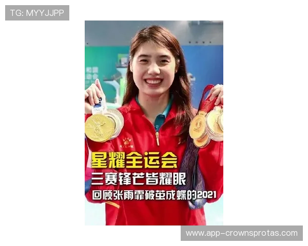 张雨霏今天又带着耳机训练，传说她连吃饭都不放过那样听歌？