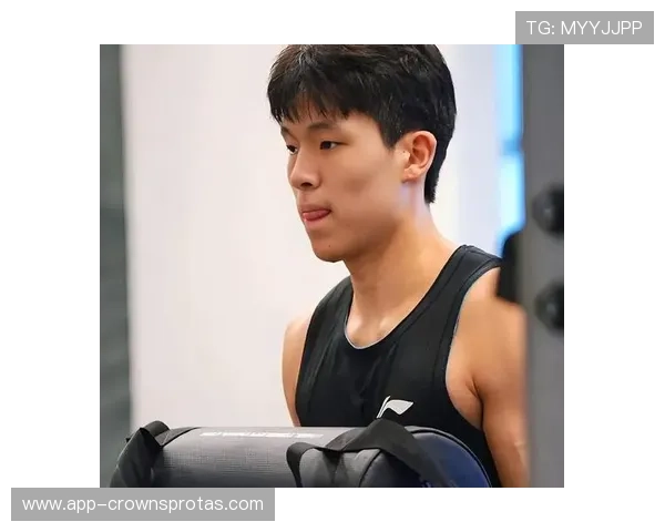 杨瀚森训练完直接睡更衣室，家里床太软？