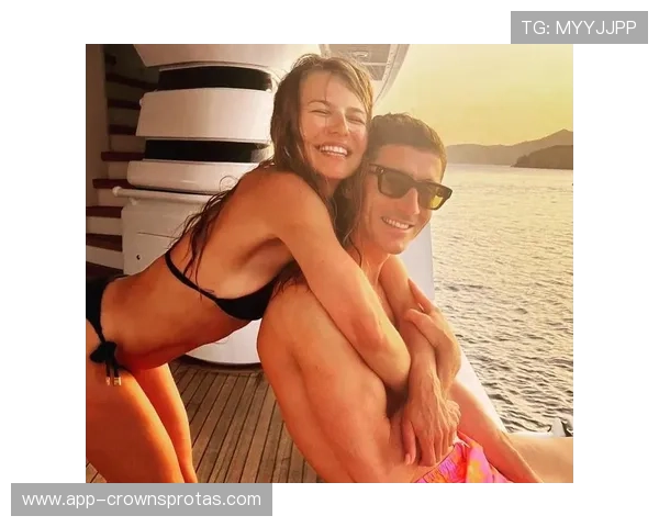 莱万训练完回家还要给老婆做饭？