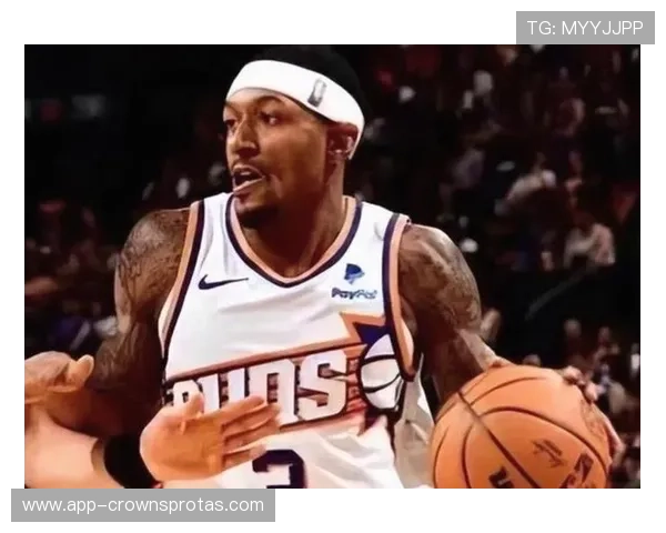 比尔突破创造关键得分拉开差距 领先队友表现更稳定